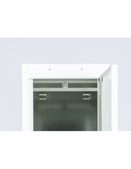 Detalles del interior de la percha y colgador de toalla.